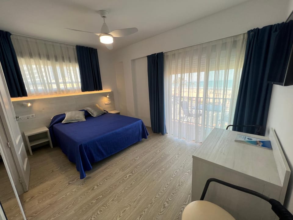 Bed, TV and multimedia, View (from property/room), Balcony/Terrace, Photo of the whole room, Bedroom, City view, Landmark view, Sea view, Quiet street view, fireplace, hair dresser, air conditioner