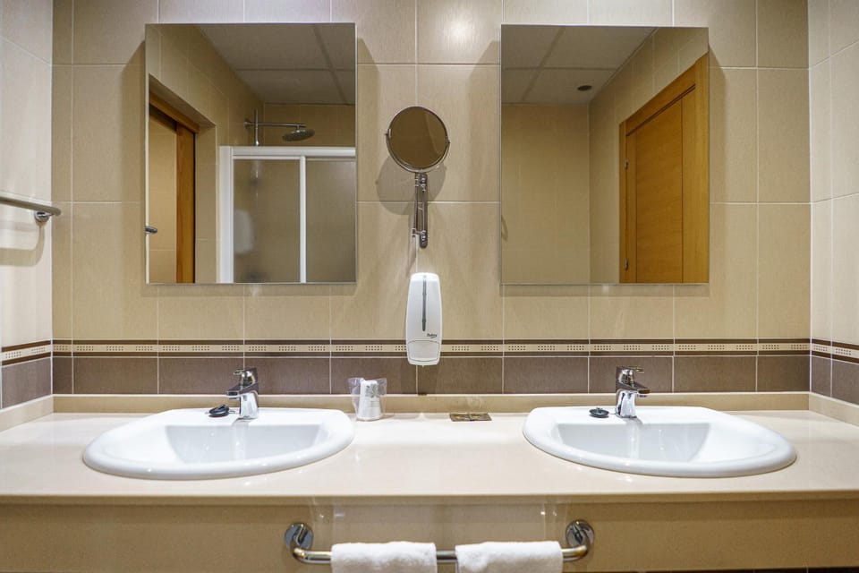 Bathroom, towels