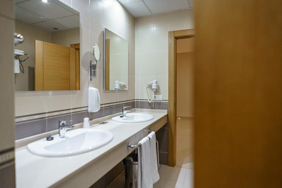 Bathroom, towels