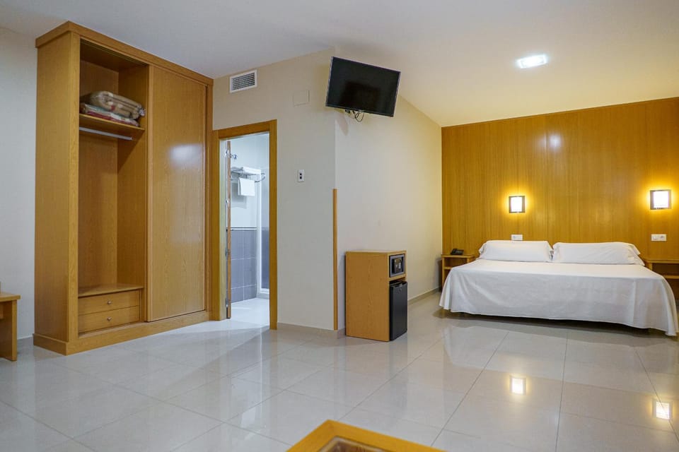 Bed, TV and multimedia, Photo of the whole room, Bedroom, wardrobe, air conditioner
