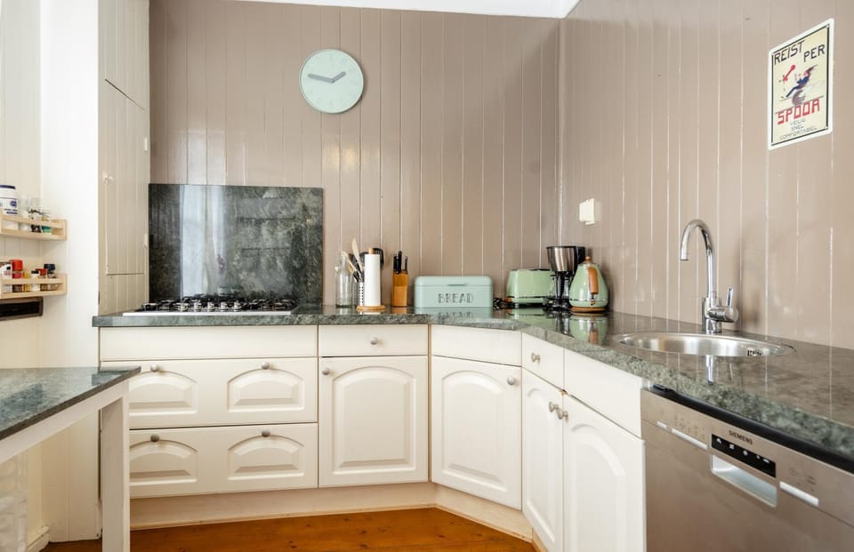 Kitchen or kitchenette, dishwasher, stove