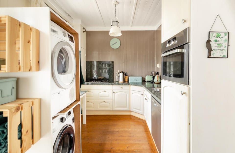 Coffee/tea facilities, Kitchen or kitchenette, dishwasher, oven, stove, toaster, washing machine, dryer