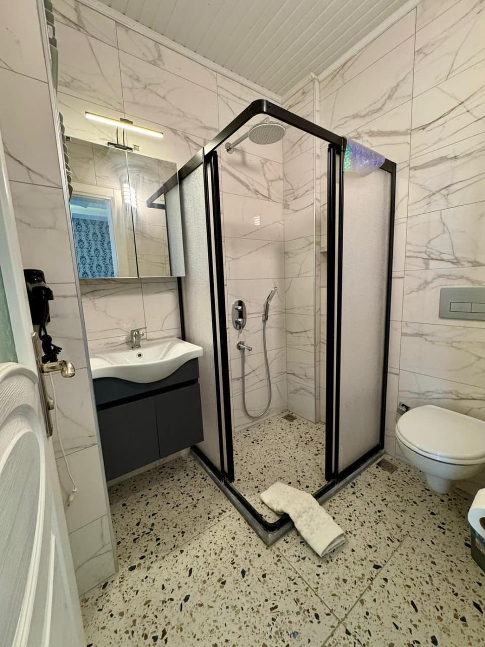 Shower, Toilet, Bathroom, towels