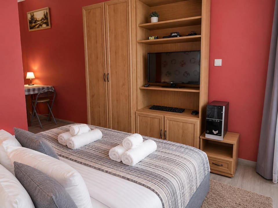 Photo of the whole room, Bedroom