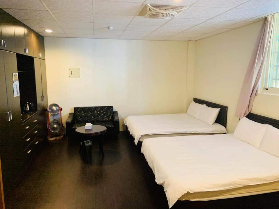 Bed, TV and multimedia, Bedroom