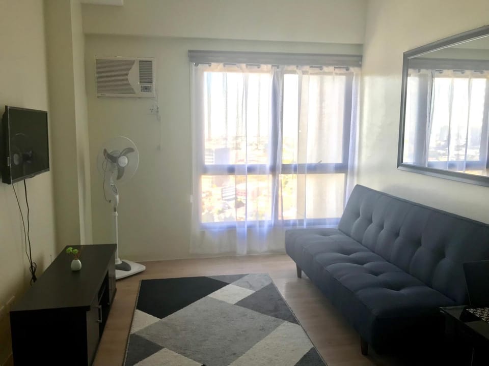 Communal lounge/ TV room, TV and multimedia, Living room, Seating area, Evening entertainment, air conditioner