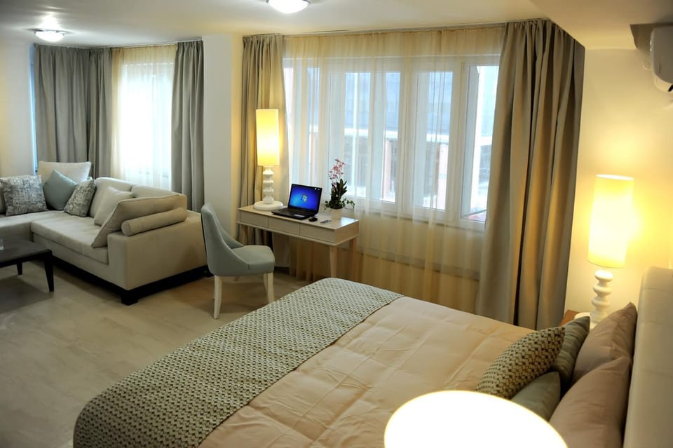 Bed, TV and multimedia, Living room, Photo of the whole room, Seating area, Bedroom