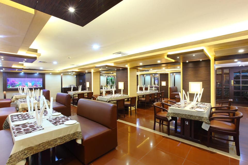 Restaurant/places to eat, Spring, People, People, People, Winter, Summer, Coffee/tea facilities, Photo of the whole room, Decorative detail, Dining area, Autumn, On site, Guests, Guests, Guests, Street view, Area and facilities, Drinks, Non alcoholic drinks, children, children, children, young children, young children, young children, older children, older children, older children, group of guests, group of guests, group of guests, Family, Family, Family