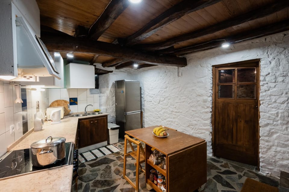 Kitchen or kitchenette, Dining area, minibar, pet friendly, toaster