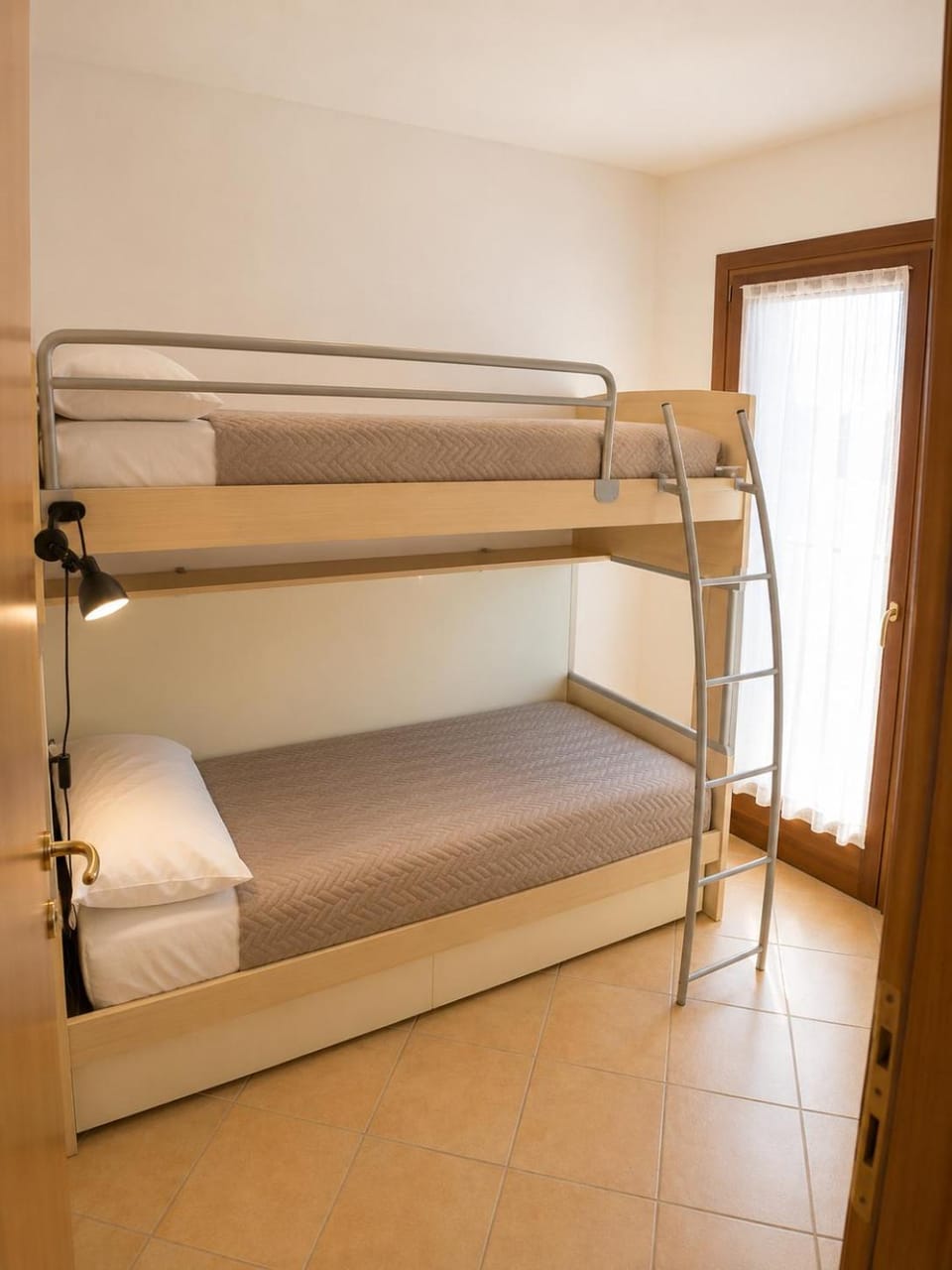 Bedroom, bunk bed