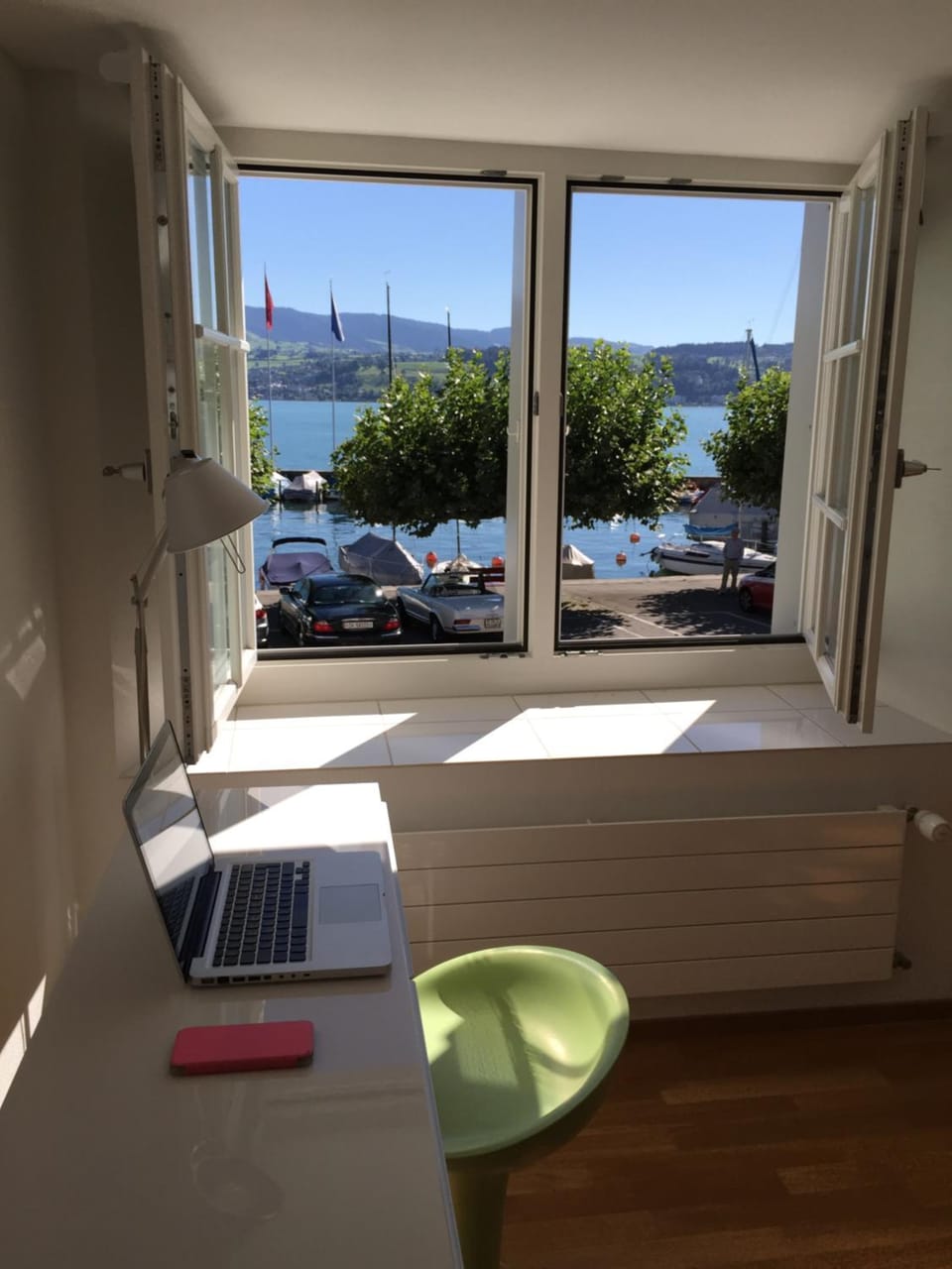 Photo of the whole room, Decorative detail