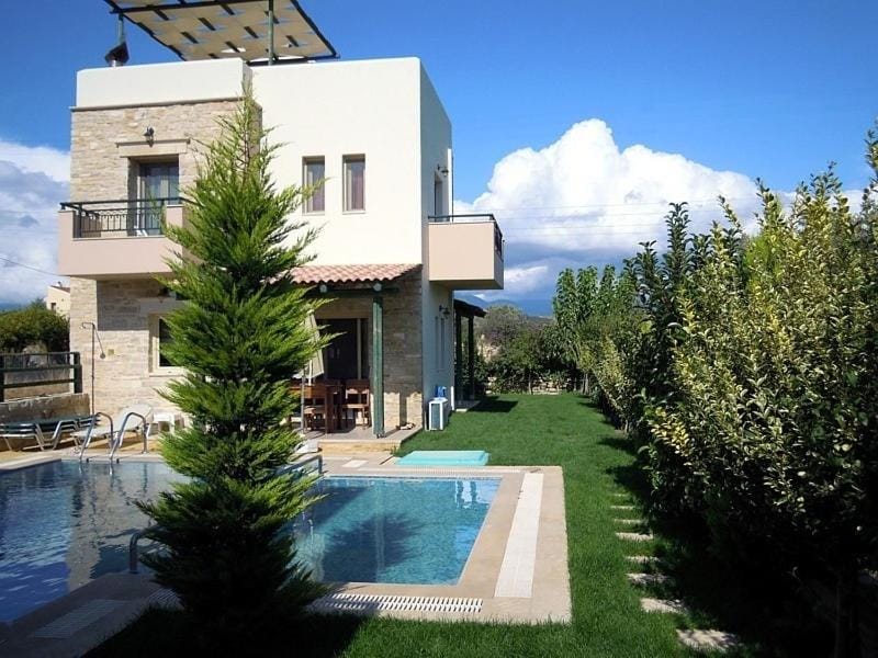 Property building, Garden, Swimming pool