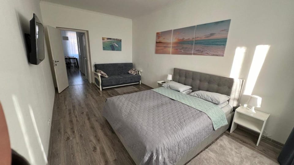 Bed, Photo of the whole room, Seating area, Bedroom