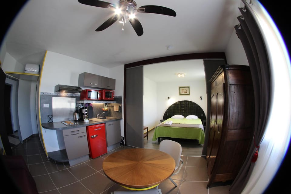 Kitchen or kitchenette, Bedroom
