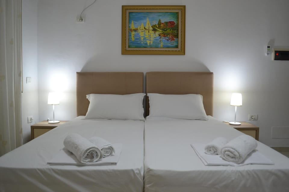 Seaview Bay Studio & Private Garage Apartment in Vlorë