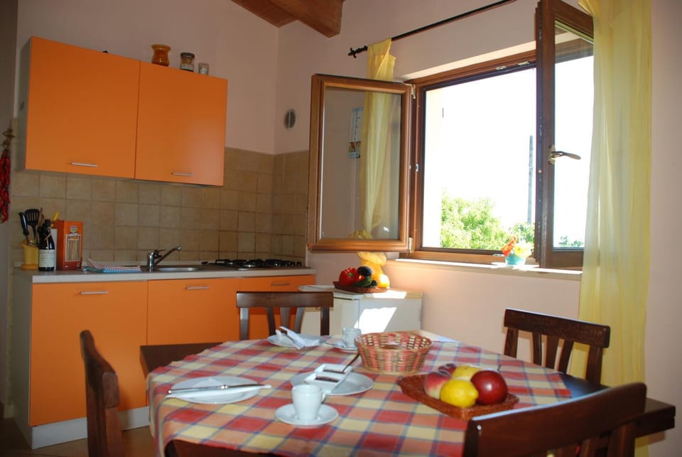 Kitchen or kitchenette, Food and drinks, Dining area