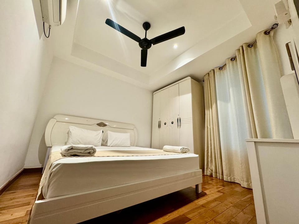 Bed, Bedroom, wardrobe, air conditioner