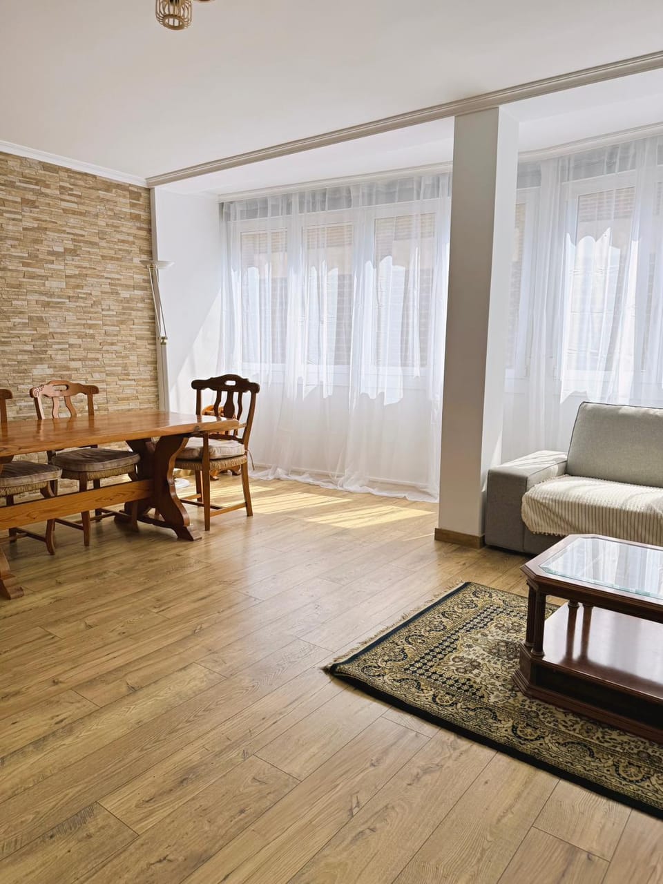 TV and multimedia, Living room, Seating area, Guests, air conditioner