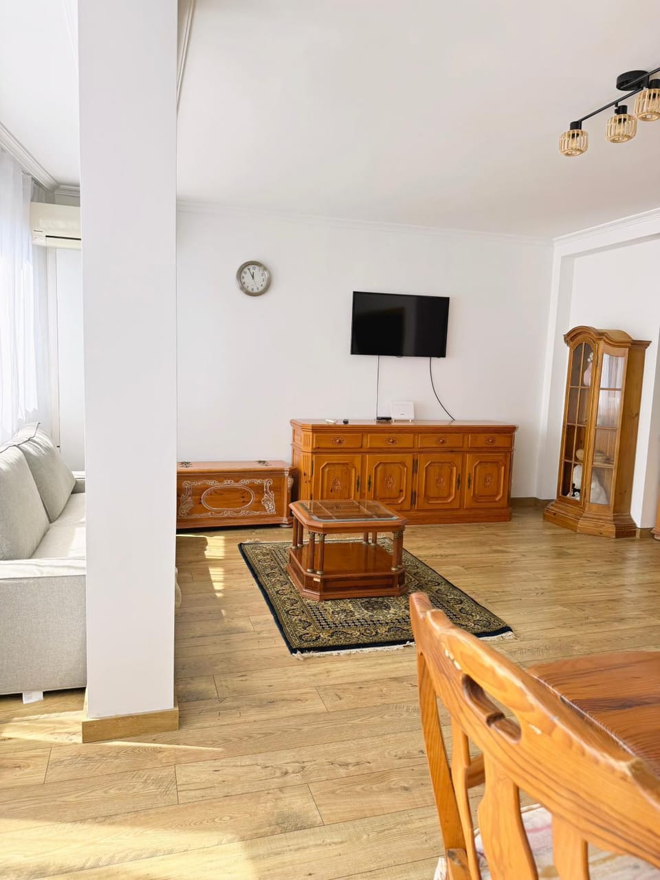 TV and multimedia, Living room, Seating area, air conditioner