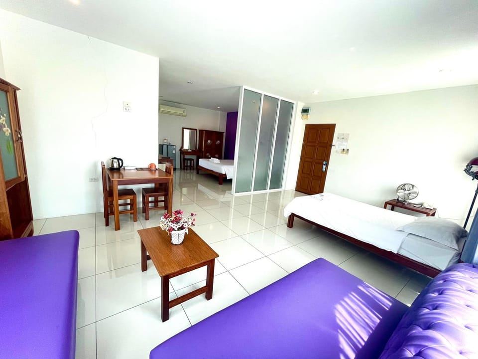 Bed, Living room, Photo of the whole room, Seating area, Dining area, wardrobe