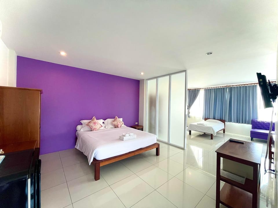 TV and multimedia, Photo of the whole room, Bedroom, safe, wardrobe