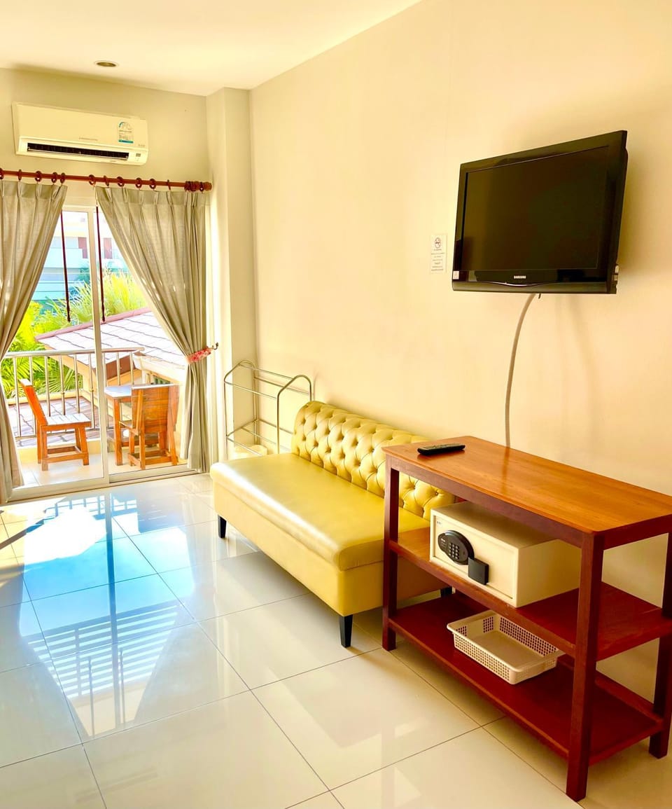 TV and multimedia, Pool view, safe