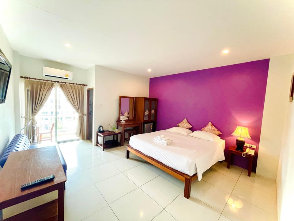 Communal lounge/ TV room, Bed, TV and multimedia, Photo of the whole room, Bedroom, safe, wardrobe
