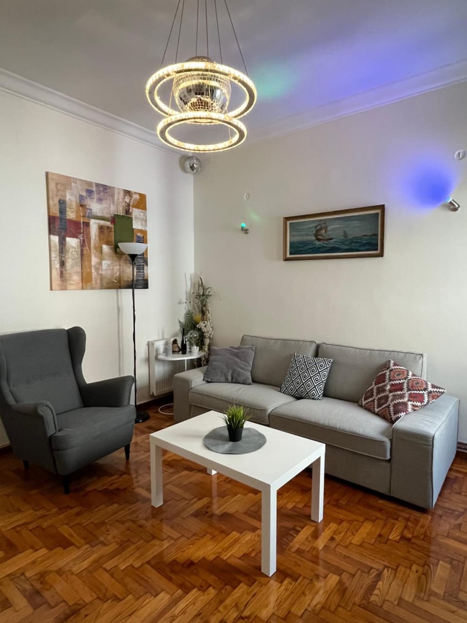 Central flat - 2 Metro stops from ACROPOLIS-PLKA Apartment in Athens