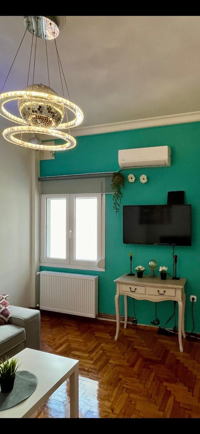 Central flat - 2 Metro stops from ACROPOLIS-PLKA Apartment in Athens