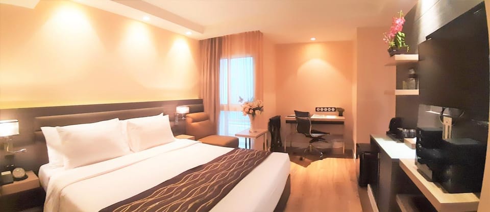 Bed, TV and multimedia, Photo of the whole room, Bedroom