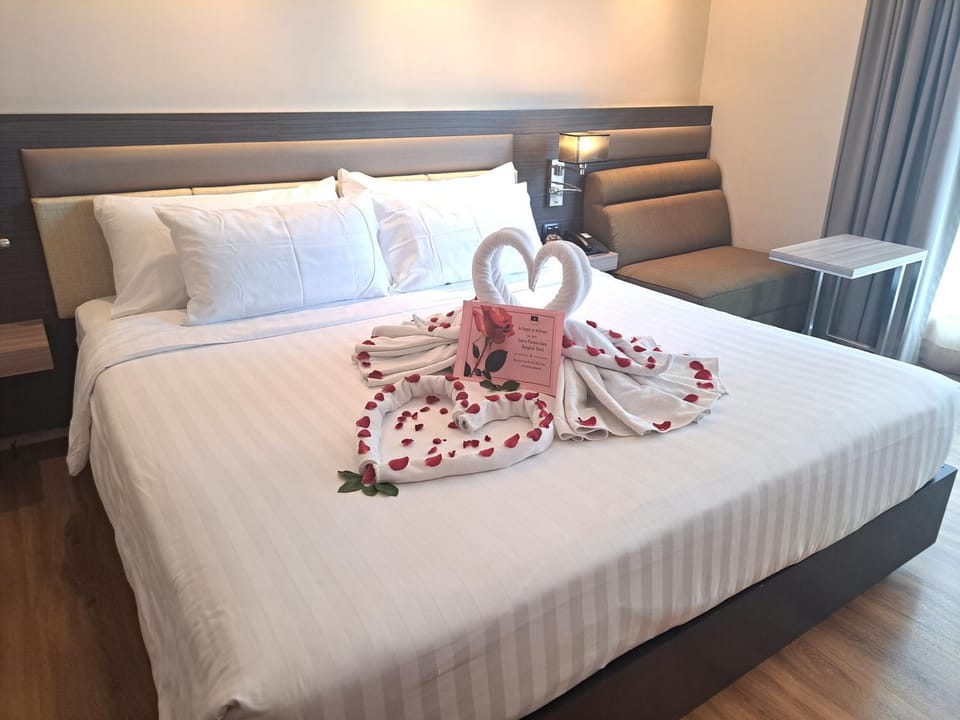 Property building, Bed, Bedroom
