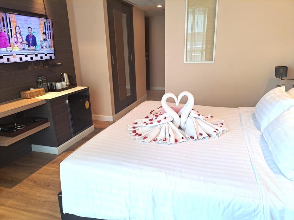 Property building, Bed, TV and multimedia, Photo of the whole room, Bedroom