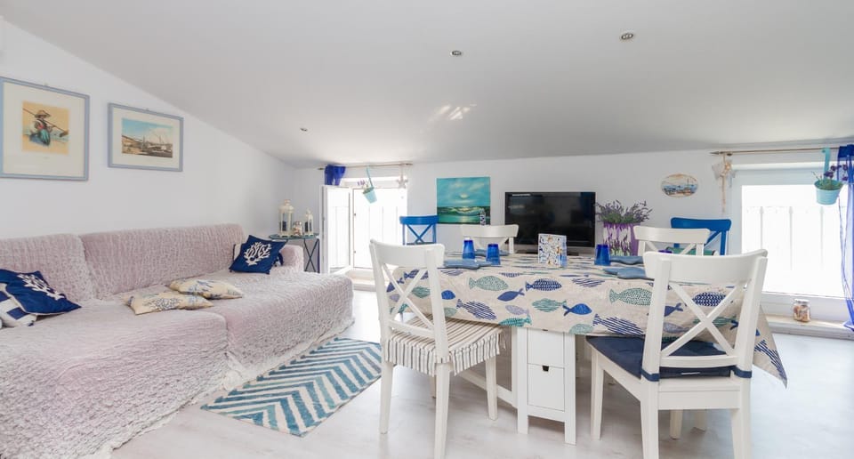 TV and multimedia, Living room, Decorative detail, Seating area, Dining area