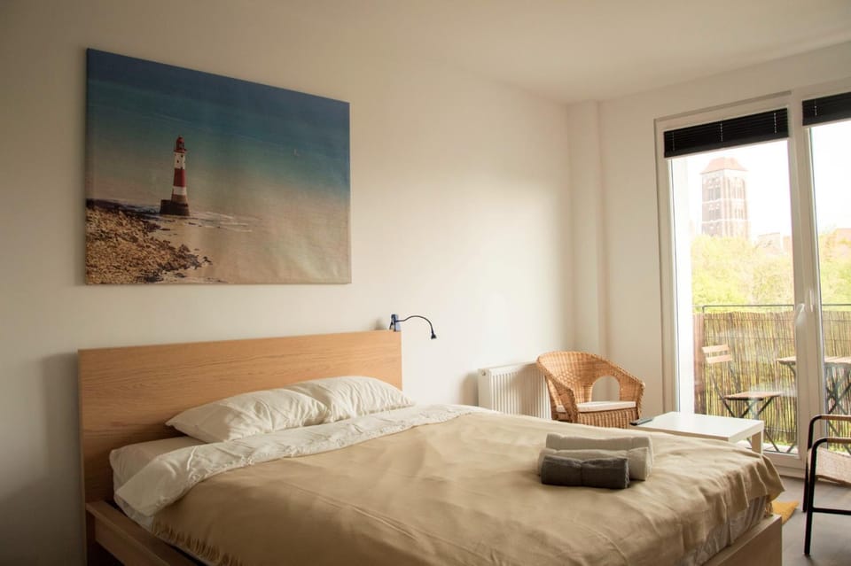 Bed, Balcony/Terrace, Photo of the whole room, Decorative detail, City view, Landmark view