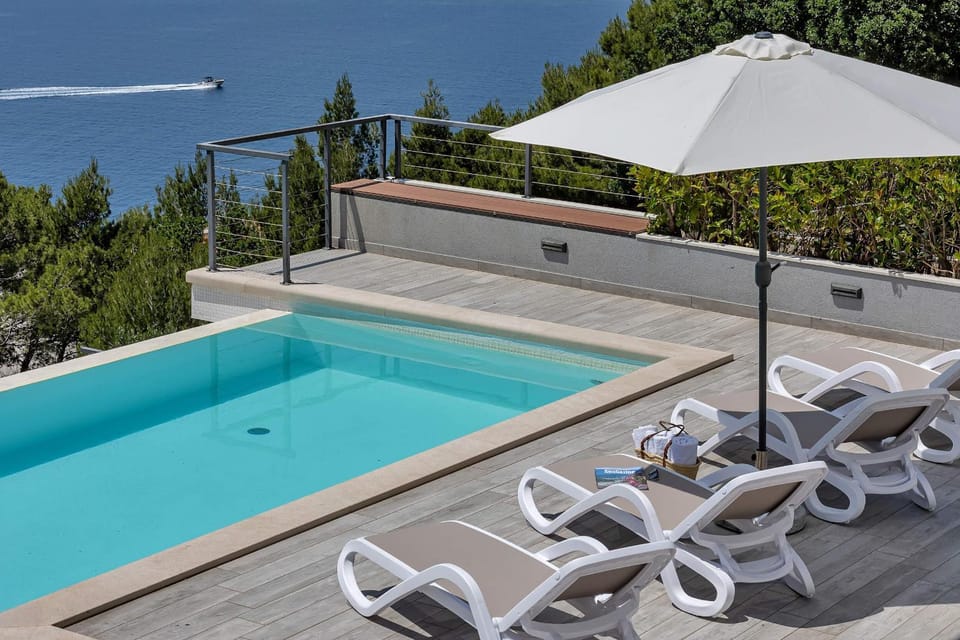 Swimming pool, sunbed