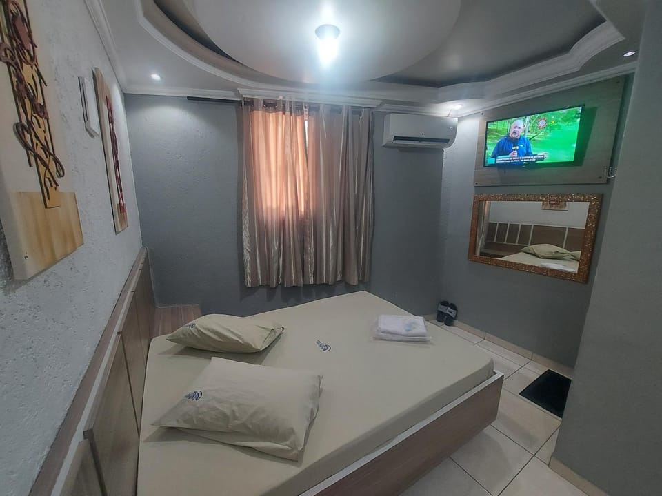 Bed, TV and multimedia, Photo of the whole room, Bedroom, towels