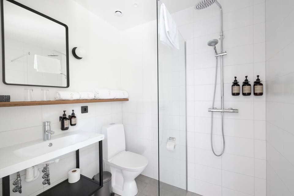Shower, Toilet, Bathroom, towels
