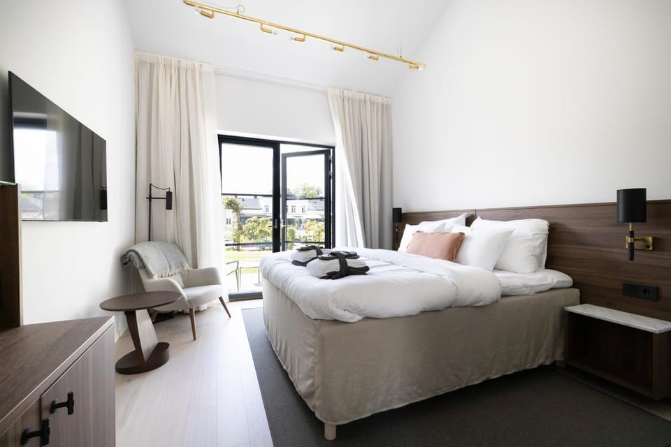 Bed, TV and multimedia, Photo of the whole room, Seating area, Evening entertainment, Bedroom