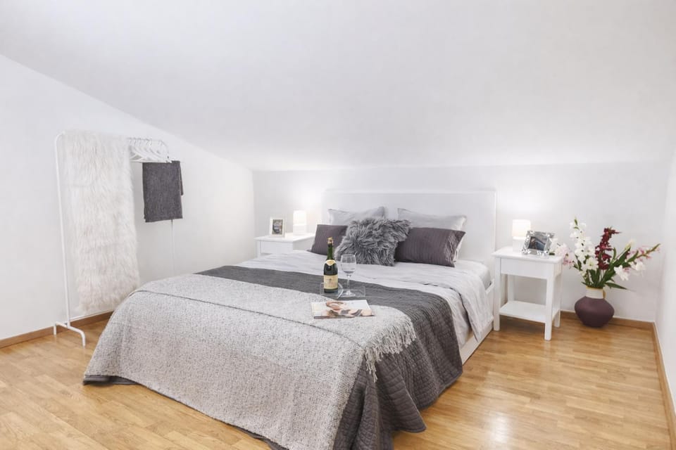 Bed, Photo of the whole room, Bedroom