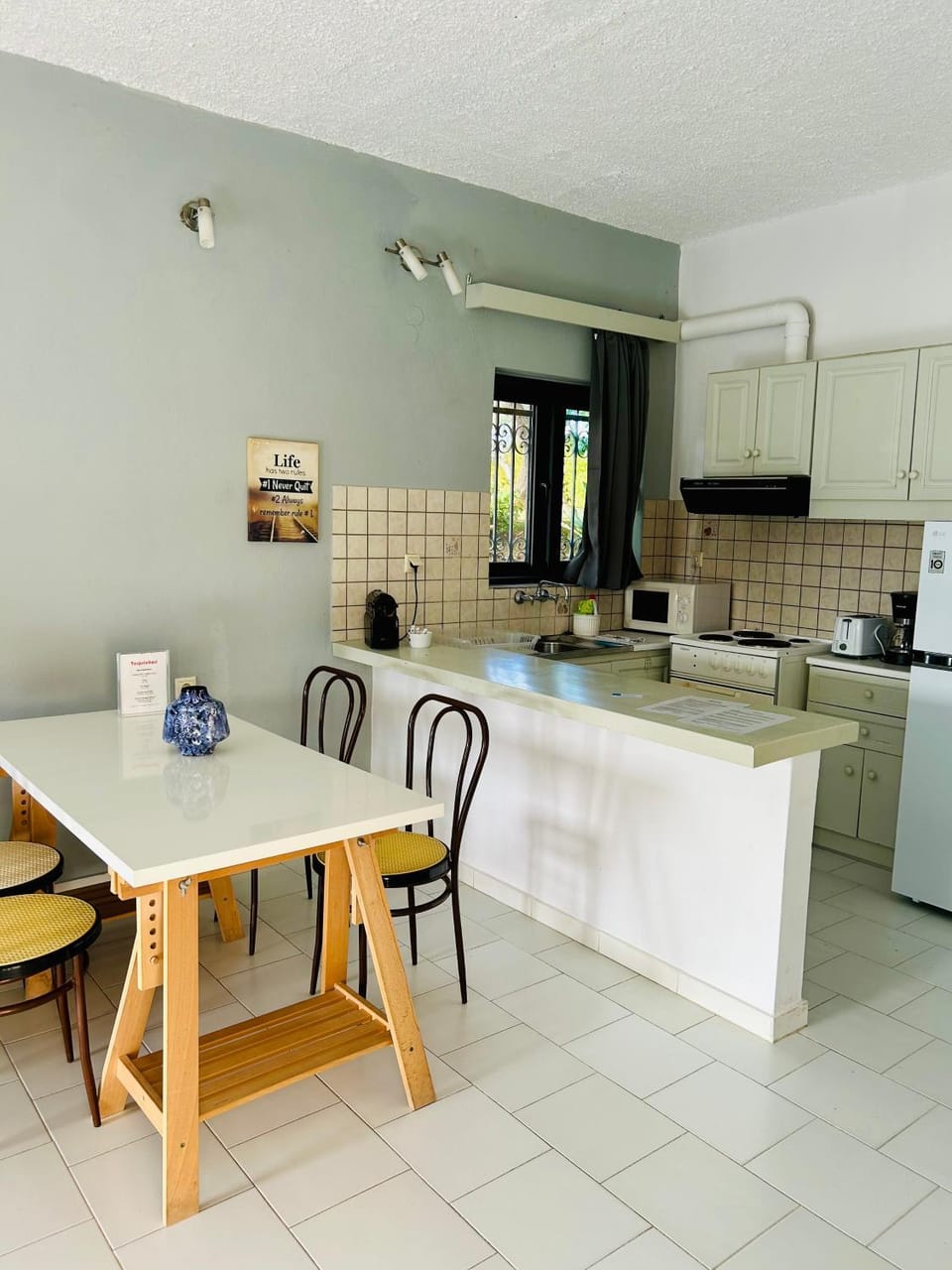 Kitchen or kitchenette, Dining area