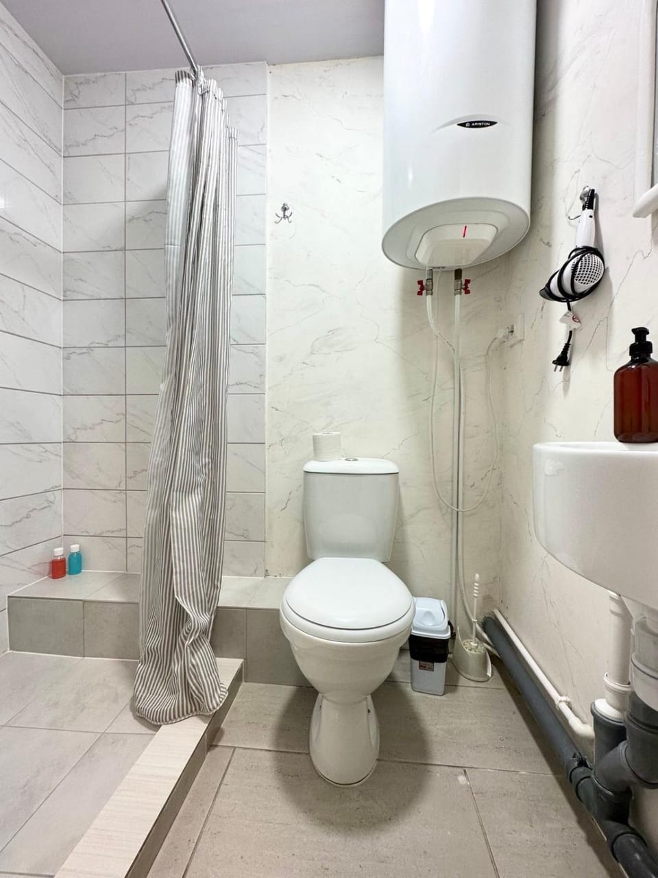 Shower, Toilet