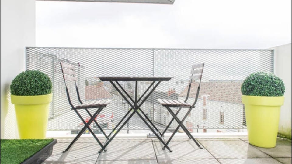 Patio, Staff, Restaurant/places to eat, Day, People, Neighbourhood, Balcony/Terrace, Pets, City view, Supermarket/grocery shop, Shopping Area, Family