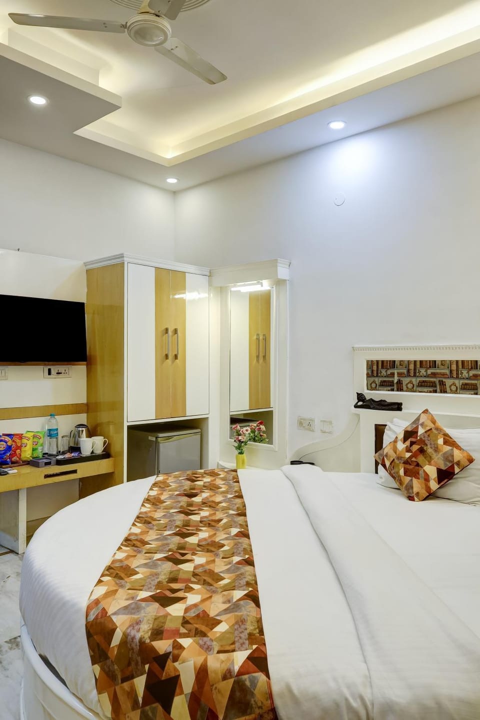 Bed, TV and multimedia, Bedroom