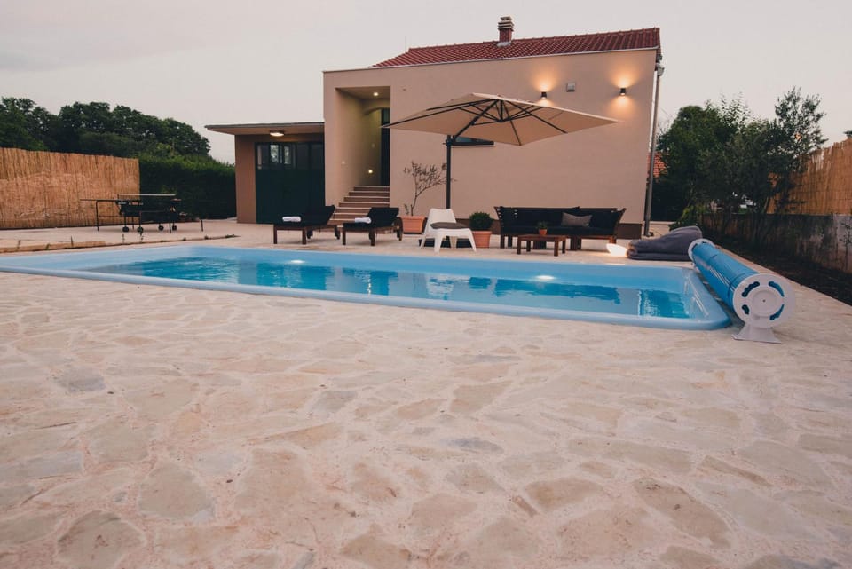 Day, Swimming pool