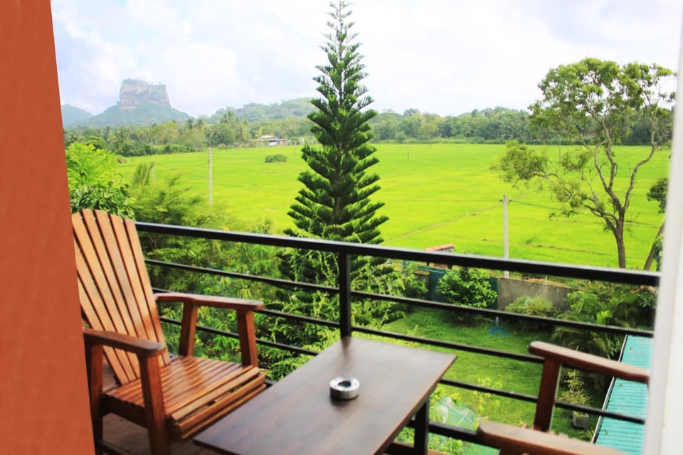 Patio, Spring, Day, Natural landscape, Garden, View (from property/room), Balcony/Terrace, Dining area, Garden view, Mountain view