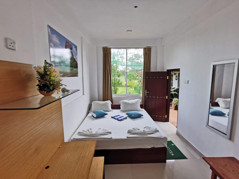 Bed, TV and multimedia, Kitchen or kitchenette, Photo of the whole room, Bedroom, towels