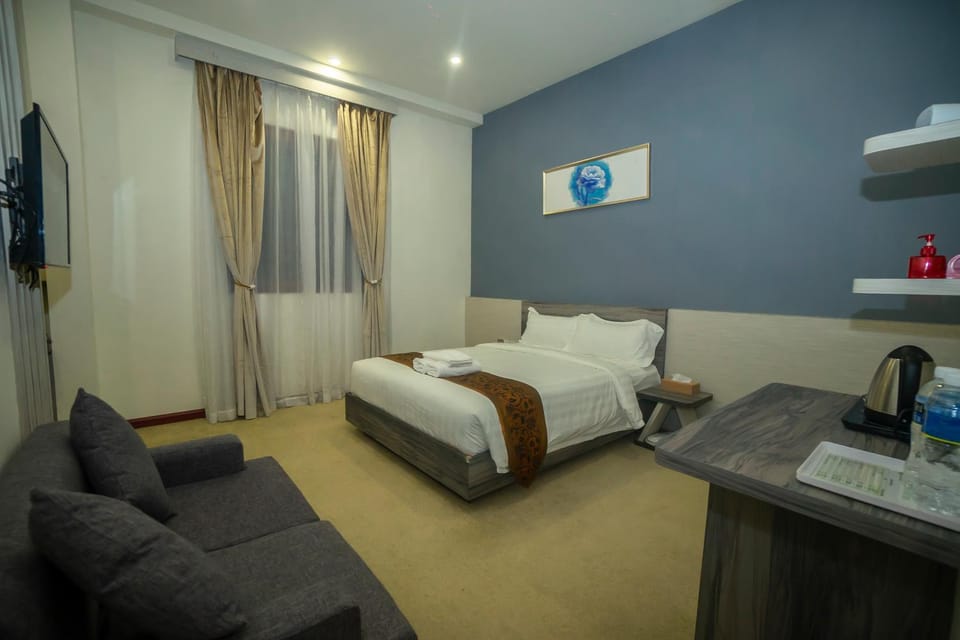 Shower, Communal lounge/ TV room, Bathroom, Bedroom