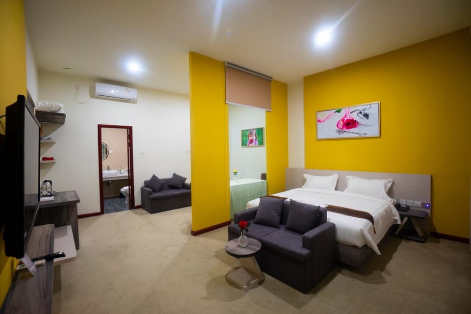 Shower, Communal lounge/ TV room, Bathroom, Bedroom, Bath