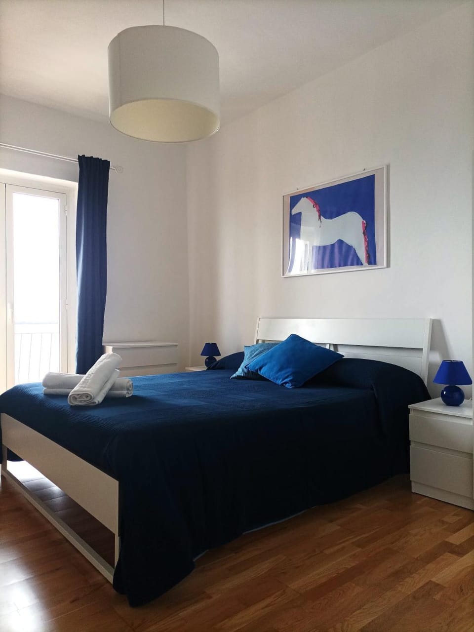 Property building, Bird's eye view, TV and multimedia, Balcony/Terrace, Photo of the whole room, Bedroom, Sea view, Street view, internet, air conditioner