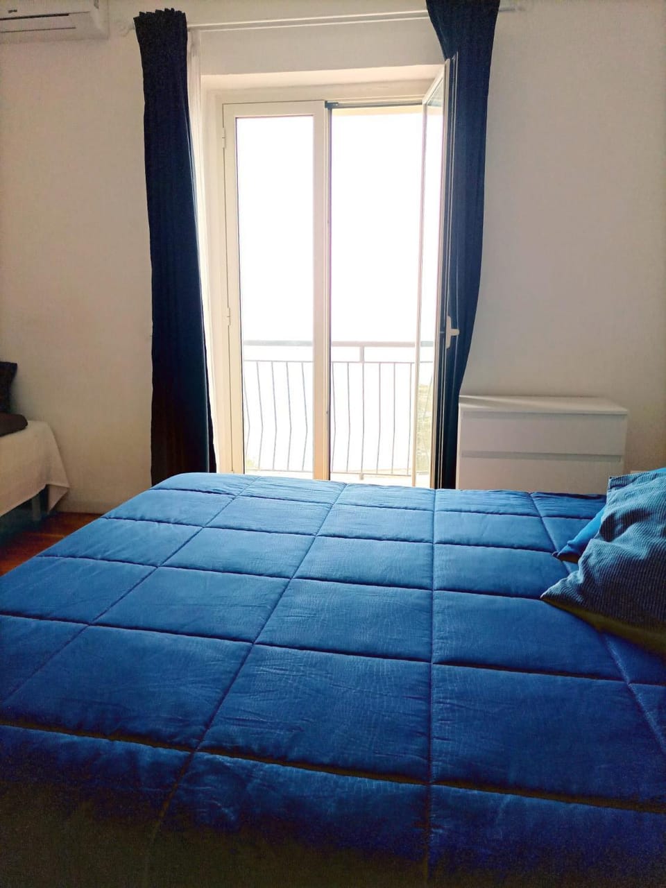 Property building, Bird's eye view, Balcony/Terrace, Photo of the whole room, Bedroom, Sea view, Street view, Inner courtyard view, internet, air conditioner